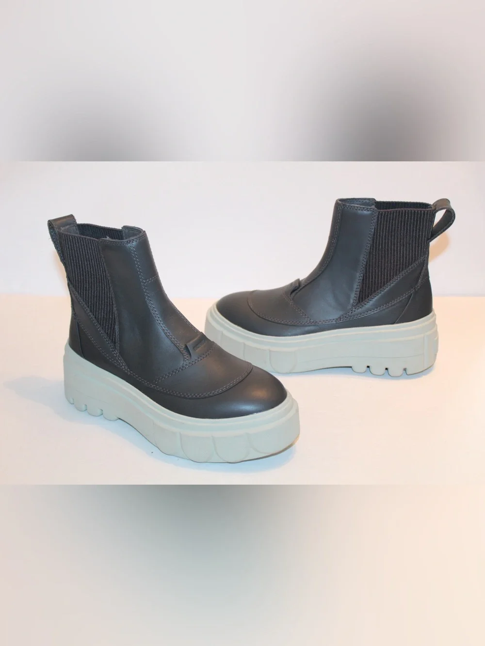 Sorel Caribou x Waterproof Chelsea Boots Women’s Size 5.5